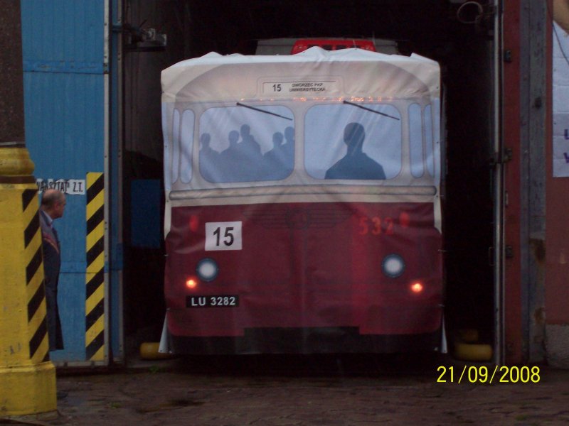 Skoda 8Tr #532, a w?a?ciwie Solaris trollino 12M #837 - hapening w zajezdni ilustruj?cy otwarcie lubelskich trolejbusów